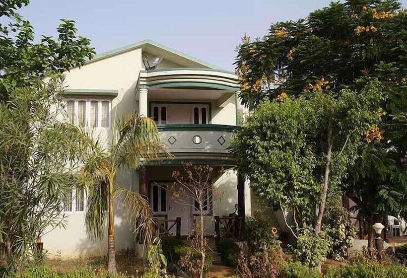 בית מלון כפרי United 21 Jungle Resort Pench