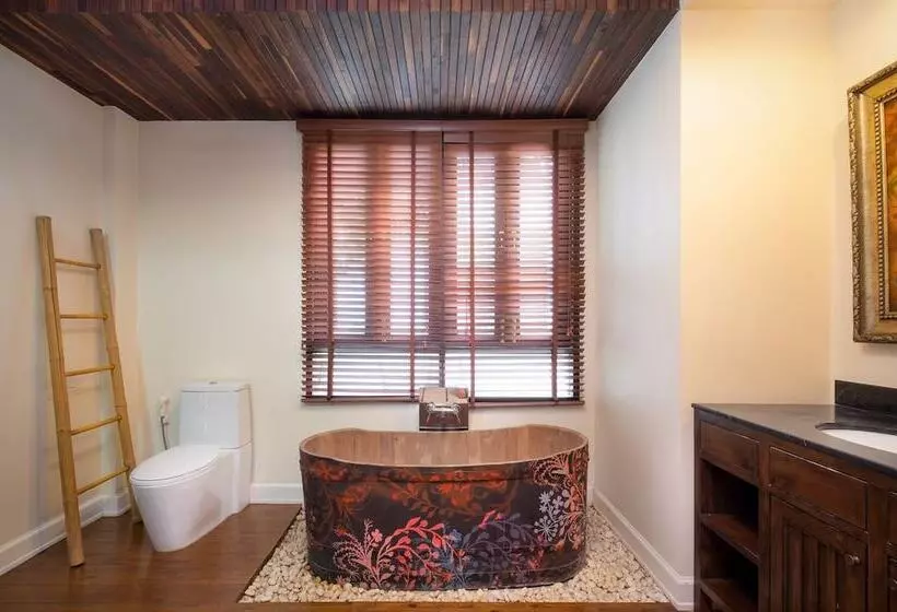 Phuket Ratchamaka Pool Villa