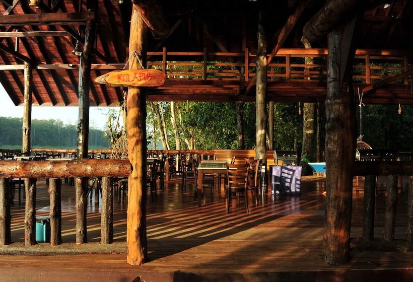 בית מלון כפרי Borneo Natural Sukau Bilit Resort