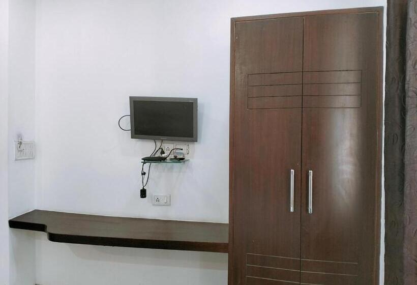 Отель Fabexpress Taj Prince