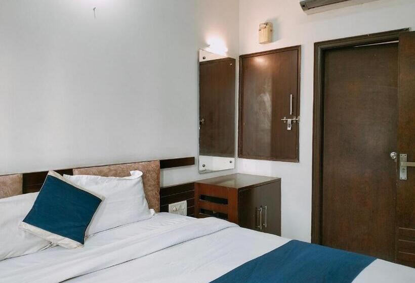 Отель Fabexpress Taj Prince