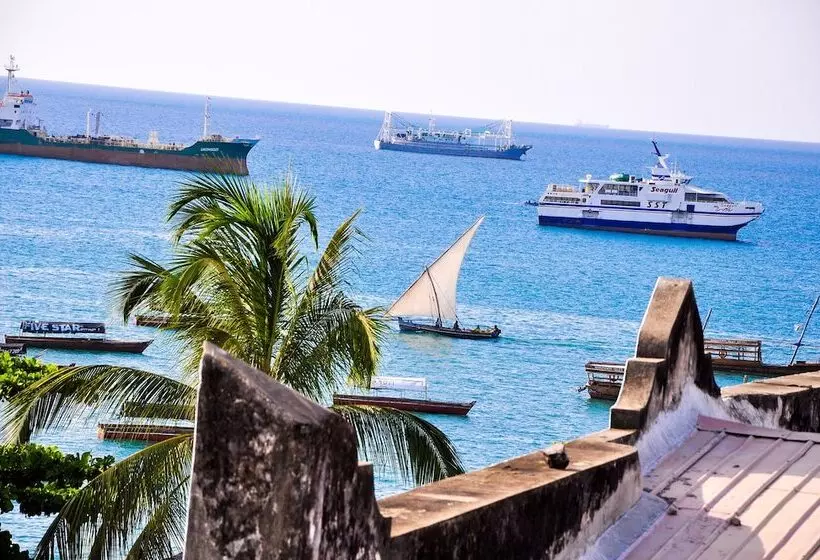 هتل Forodhani Park