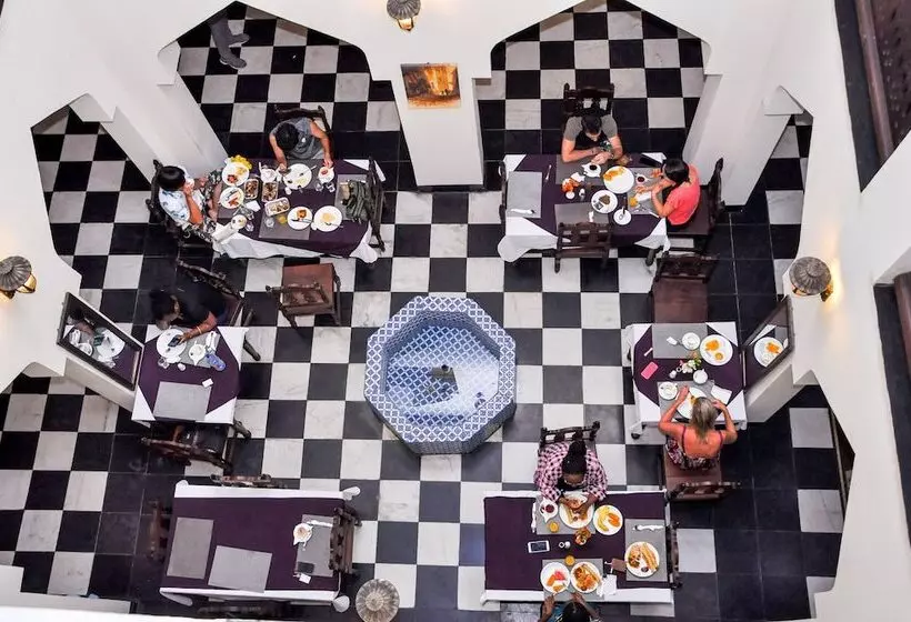 هتل Forodhani Park