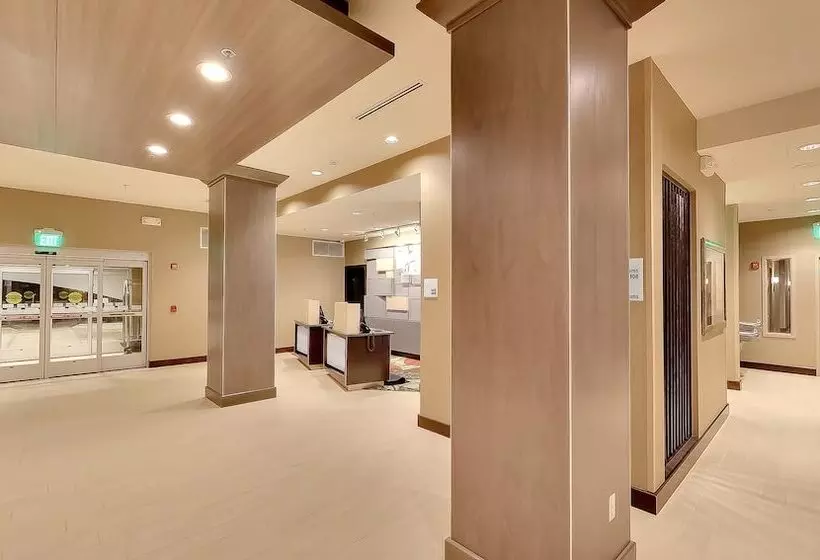 Отель Holiday Inn Express & Suites Plymouth   Ann Arbor Area, An Ihg