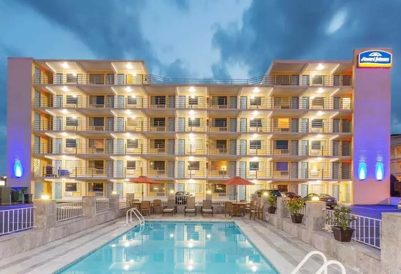 בית מלון כפרי Howard Johnson By Wyndham Virginia Beach At The Beach