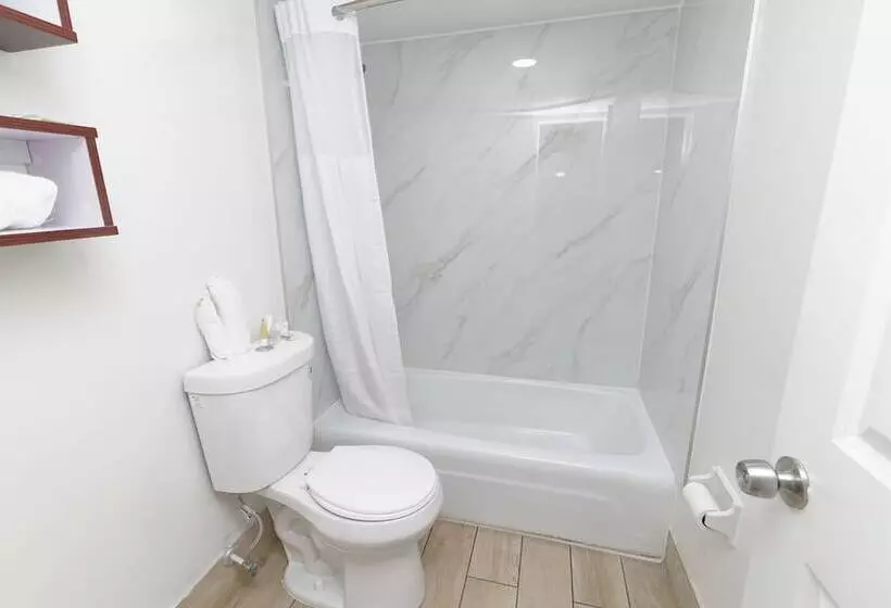 בית מלון כפרי Howard Johnson By Wyndham Virginia Beach At The Beach