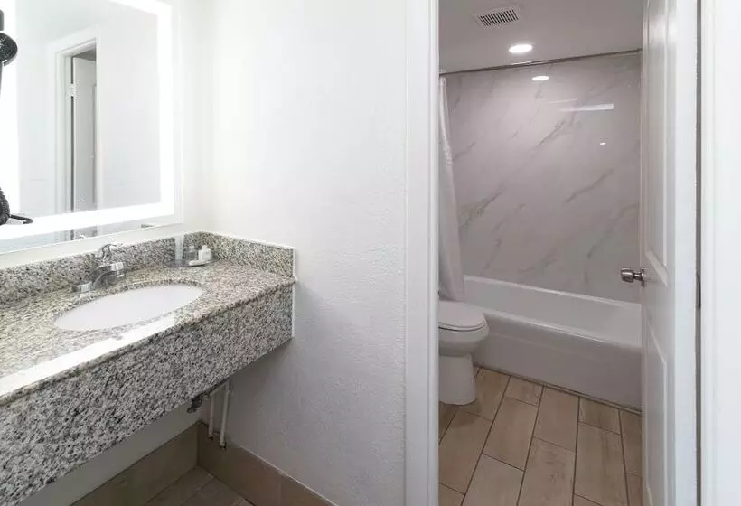 בית מלון כפרי Howard Johnson By Wyndham Virginia Beach At The Beach