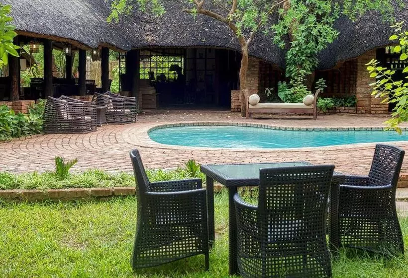 هتل The Royal Sichango Village