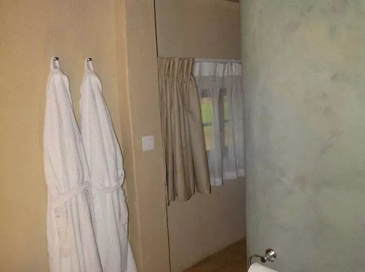 هتل The Royal Sichango Village