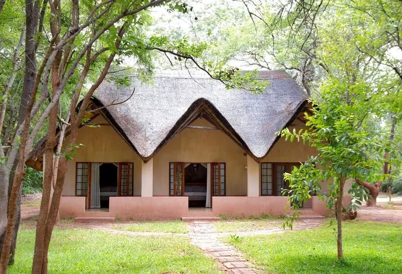 هتل The Royal Sichango Village