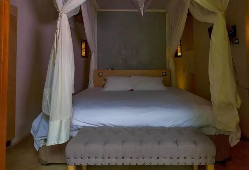 هتل The Royal Sichango Village