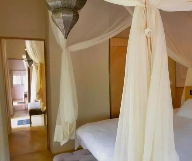 هتل The Royal Sichango Village