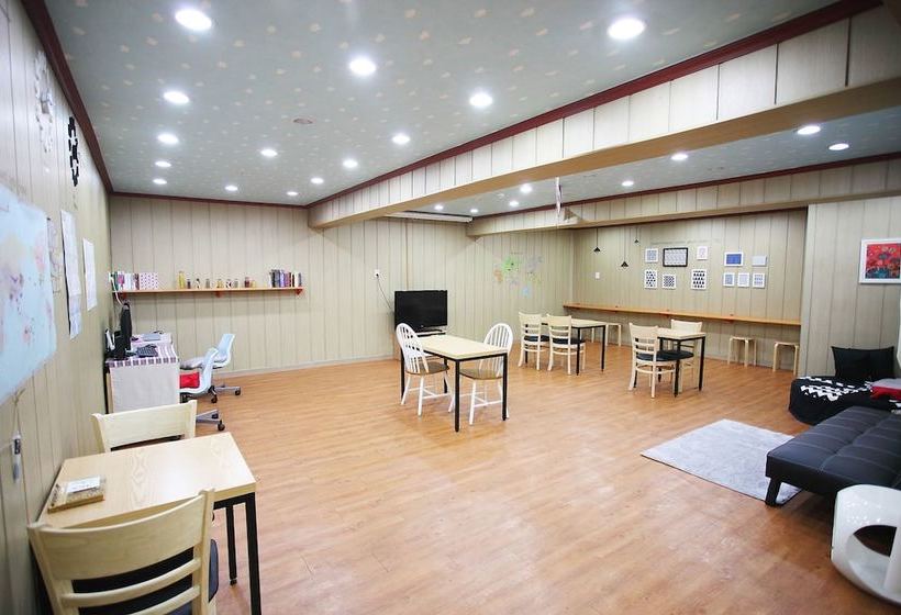 Mori Guesthouse  Hostel