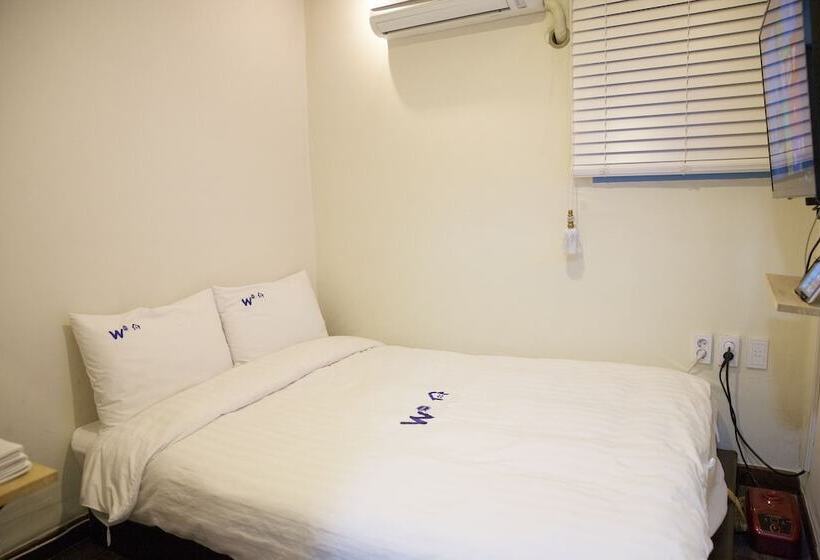 W Mini Hotel Hostel