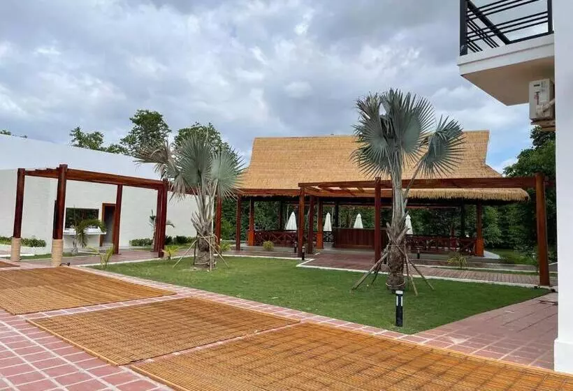 هتل Mary Beach  And Resort