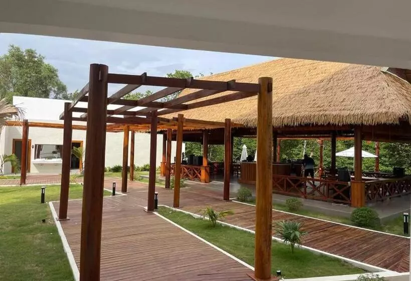 هتل Mary Beach  And Resort