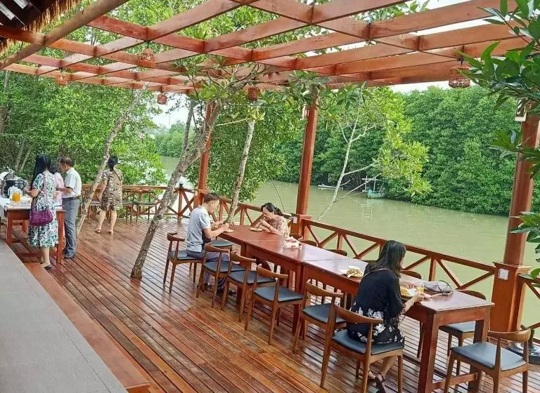 هتل Mary Beach  And Resort