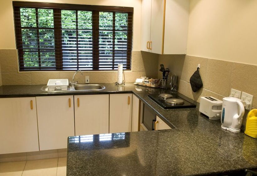 بنسيون Rivonia Premier Lodge