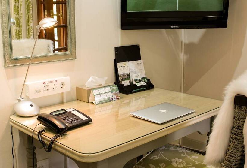 بنسيون Rivonia Premier Lodge