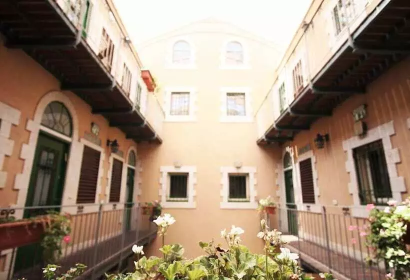 The Market Courtyard   Jerusalem Suites