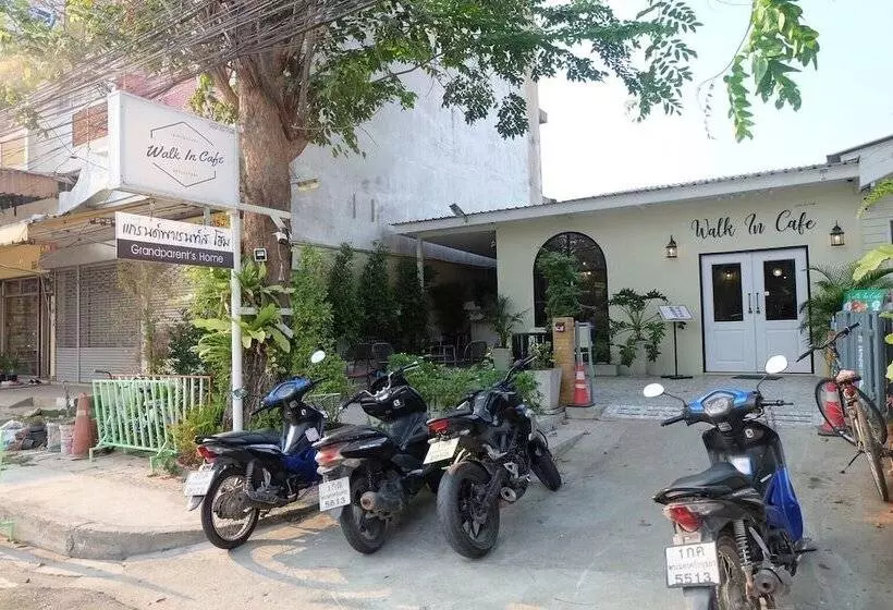 هتل Grandparent's Home