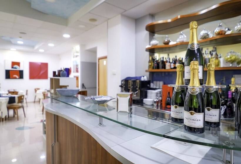 ホテル Piccadilly Rooms Restaurant And Beach