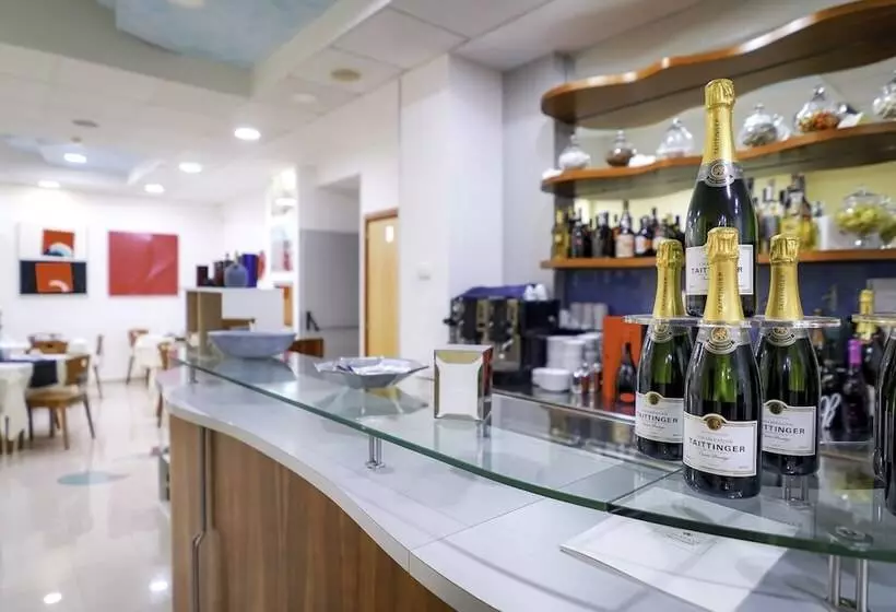 호텔 Piccadilly Rooms Restaurant And Beach