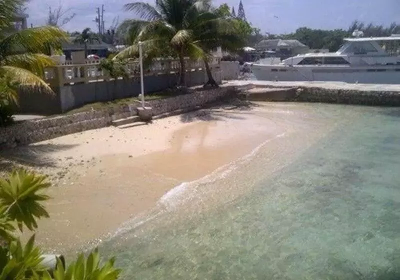 استراحتگاه Cariblue Beach