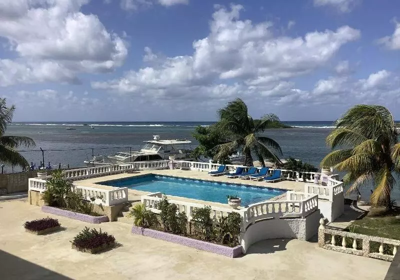 استراحتگاه Cariblue Beach