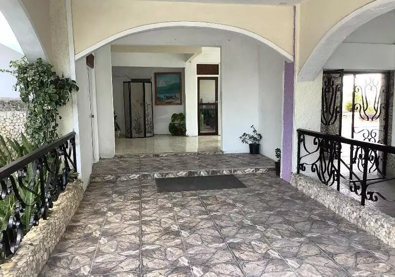 استراحتگاه Cariblue Beach