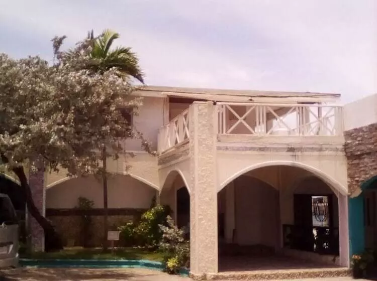 استراحتگاه Cariblue Beach