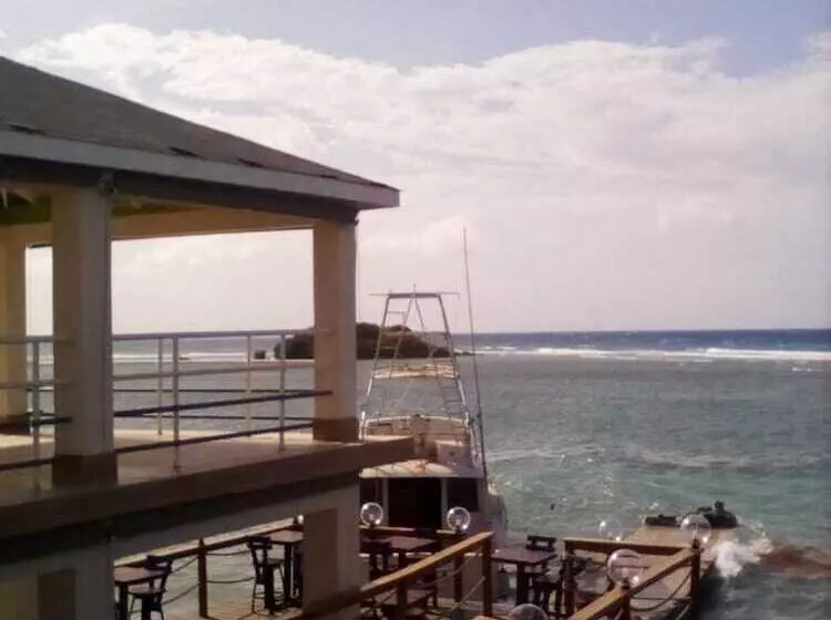 استراحتگاه Cariblue Beach