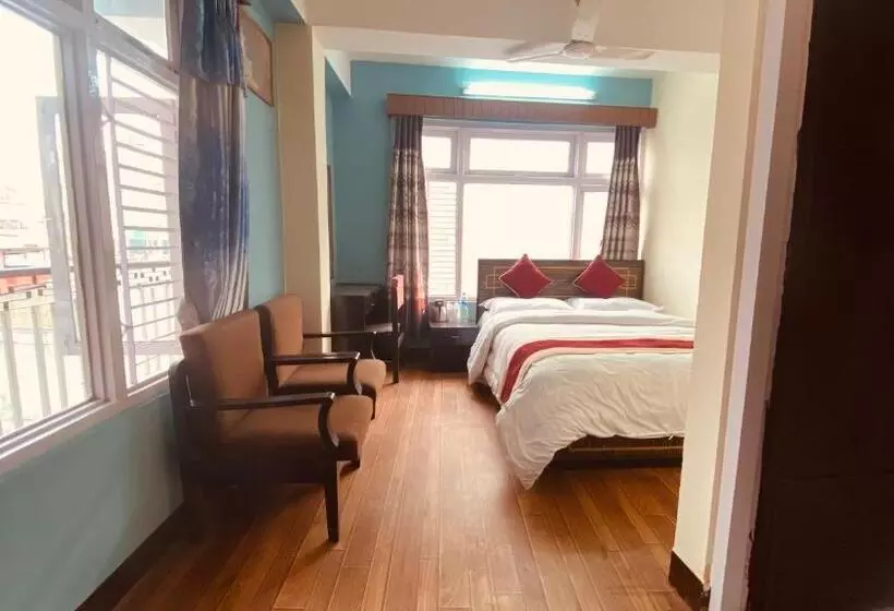 هتل Discovery Inn