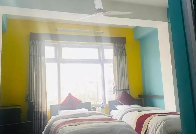 هتل Discovery Inn