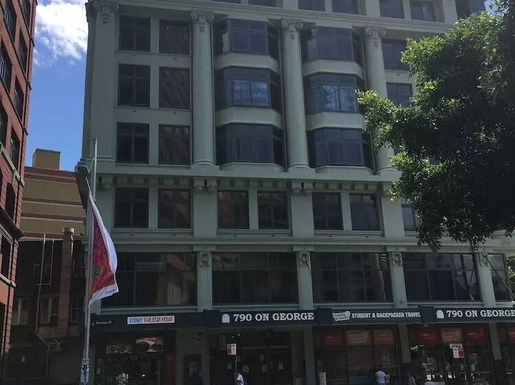 فندق صغير 790 On George Backpackers