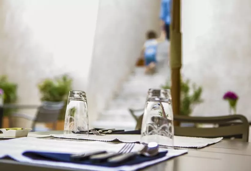 هتل Hôtel De La Villeon