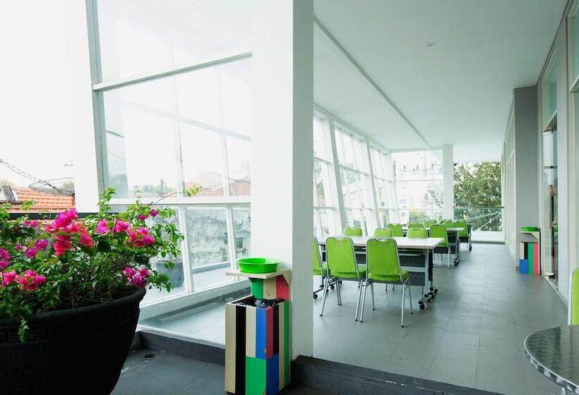 Ascent Hotel & Cafe Malang