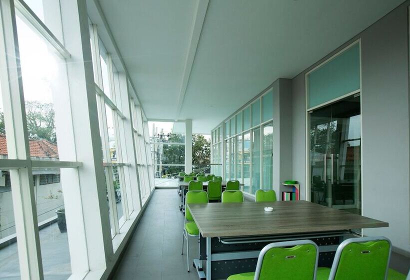 Ascent Hotel & Cafe Malang