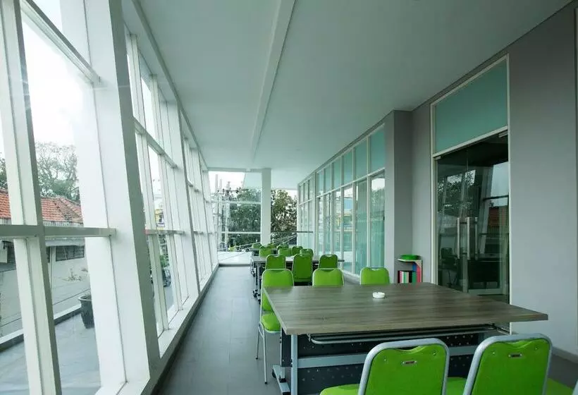 Ascent Hotel & Cafe Malang