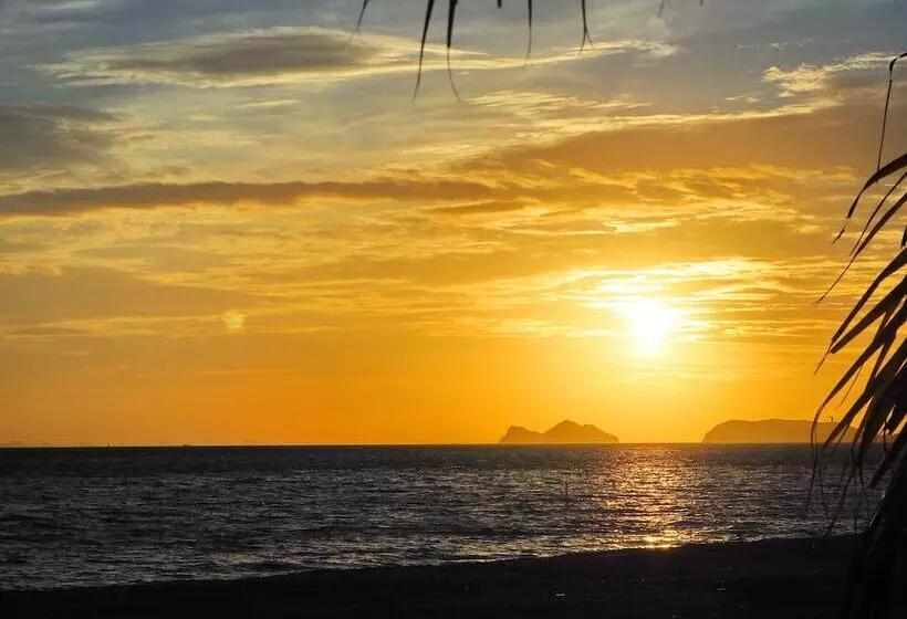 בית מלון כפרי The Scenery Beach Resort