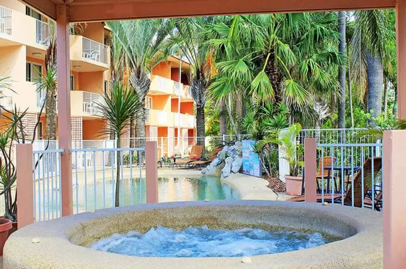 מוטל Rainbow Sands Resort