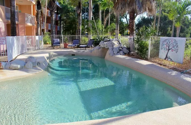 מוטל Rainbow Sands Resort