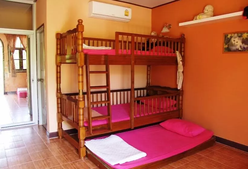 בית מלון כפרי Cowboy Farm Resort Pattaya