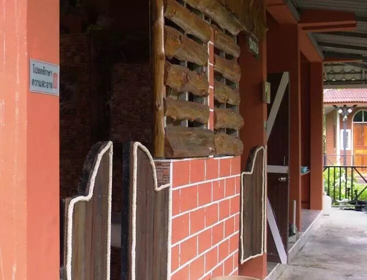 בית מלון כפרי Cowboy Farm Resort Pattaya