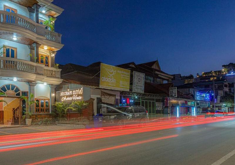 هتل Archaic House