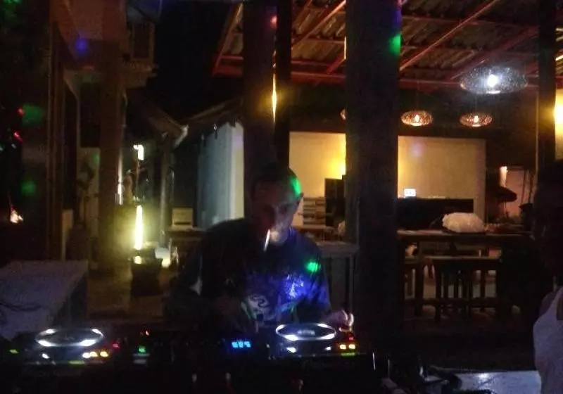 Hostel Dancing Elephant Beach Club