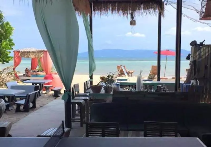 Hostel Dancing Elephant Beach Club