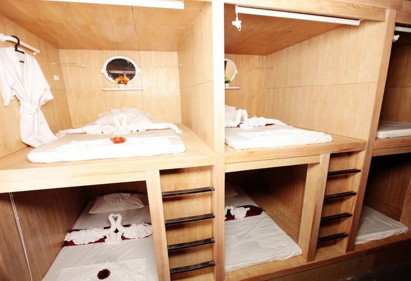 Hotel Càpsula WhyNot Backpackers