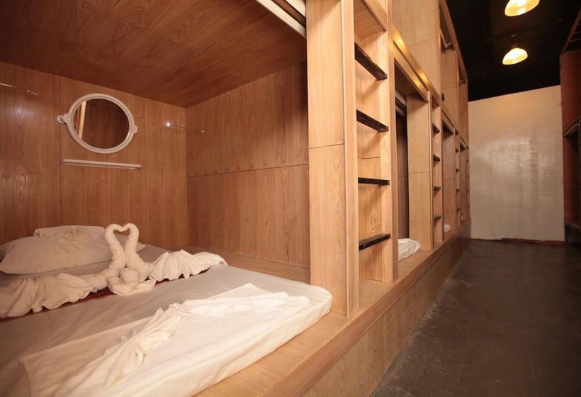 Hotel Càpsula WhyNot Backpackers