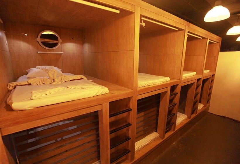 Hotel Càpsula WhyNot Backpackers